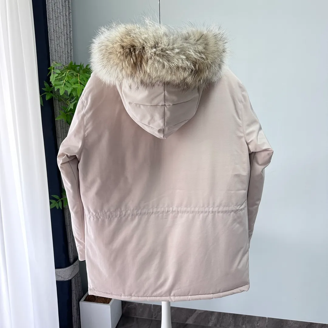 P700 CANADA GOOSE｜Canada Goose Expedition Parka｜Classic upgrade New 08 style Color: graphite gray, off-white, black, pink, navy blue, sky blue, Size: XS, S, M, L, XL, XXL, Product introduction Loose fit, multi-pocket design Larger size for free movement. 6 exterior pockets: 4 reversible front pockets, zippered side entry. There is a practical pocket on the left sleeve and a top pocket on the right sleeve. There is a drawstring on the inside of the waist and a logo patch on the back. The waist is designed with an inside drawstring, which can be adjusted to provide excellent warmth. Woven grab straps at upper back with “Expedition” logo patch • Hood with removable zipper trim, interchangeable hood trim for personalization and added protection (this jacket is not available with the classic hood trim) • Chin protection element has a tricot inner fabric for softness and comfort • Woven grab straps at upper back with “Expedition” logo patch • Internal drawstring at the waist, adjustable to provide excellent warmth •Snap-in rib knit cuffs for added comfort and optimal heat locking in •Stylish hanging inner straps allow the jacket to be carried over the shoulder, hands-free •Stowaway nylon stretch snow skirt for added protection •Two-way zipper covered fly with Velcro® snaps that unzips from the bottom for increased range of motion and breathability. A windproof fly is designed under the zipper for an extra layer of protection. • 6 exterior pockets: 4 two-way pockets on the front with top flap and Velcro® snaps, and zippered side entry. Utility pockets on left sleeve and right sleeve with top flap and velcro® snaps Internal pockets: 1 zipped pocket, 2 mesh drop-in pockets Embroidered Canada Goose logo
